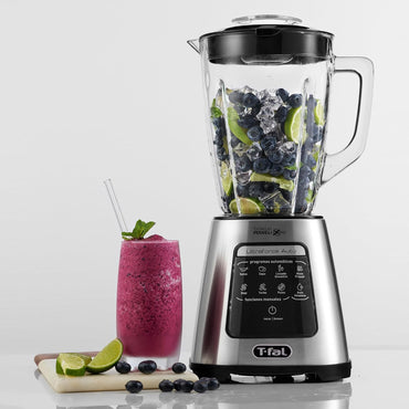Licuadora Tefal InfinyForce XL 550W en acero inox con frutas frescas en su vaso y batido al lado