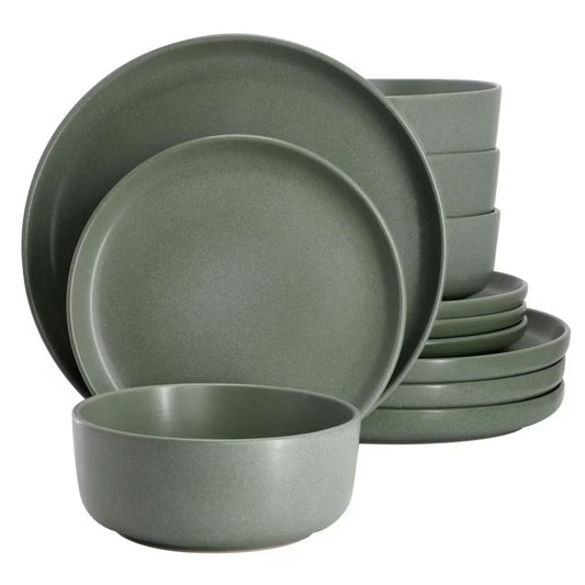 vajilla verde mate, platos y tazones apilados, cocina moderna