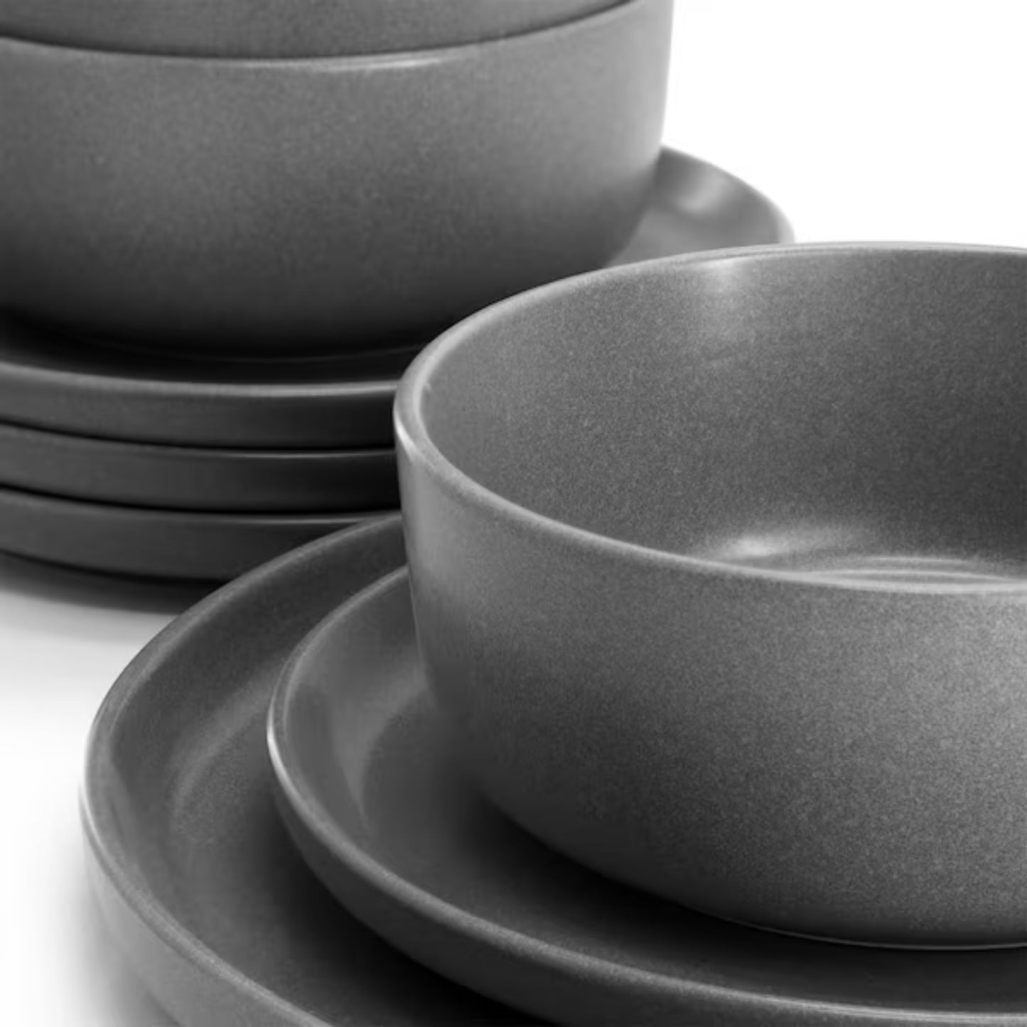 vajilla gris de GIBSON HOME, platos y boles apilados, ideal para mesa moderna