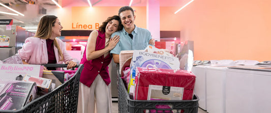Familia feliz comprando productos para el hogar en tienda moderna