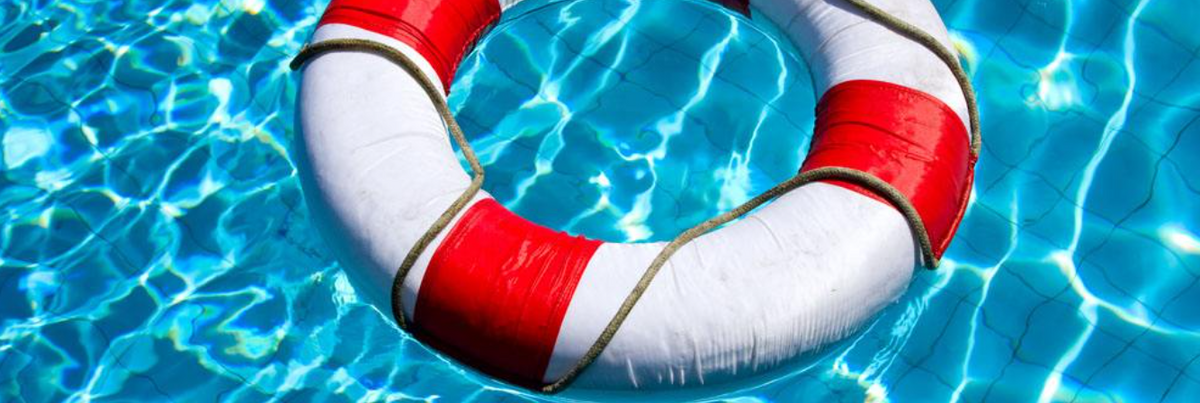 Flotadores y accesorios de piscina en una piscina brillante y clara, ideales para disfrutar el verano.
