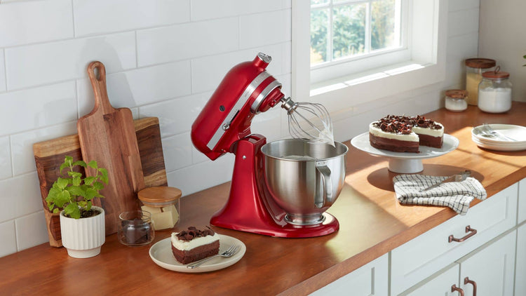 batidora de pie roja en cocina, ofertas en electrodomésticos para el hogar