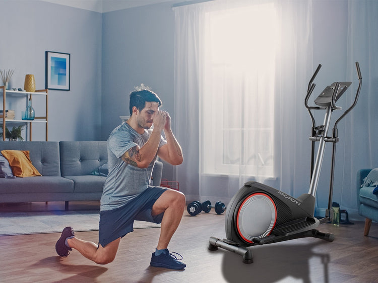 Colección de equipos de gimnasio para casa incluyendo una elíptica y pesas en un ambiente doméstico