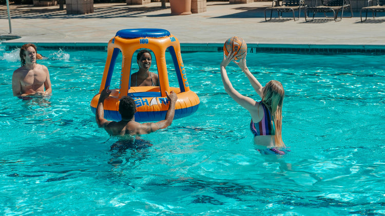 Colección de accesorios para piscina en Honduras, incluyendo juegos y flotadores para disfrutar en el agua