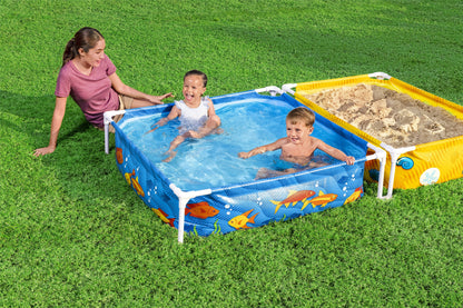 piscina infantil con tubos Bestway, niños felices jugando, césped verde