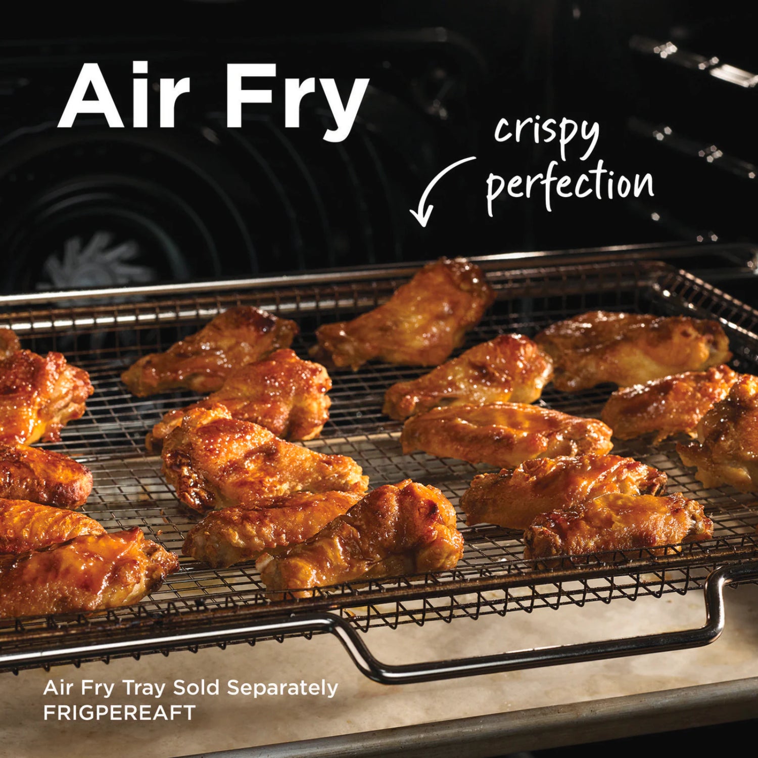 Estufa eléctrica con freidora de aire FRIGIDAIRE cocinando alitas crujientes en una bandeja.