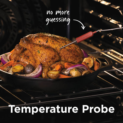 Estufa eléctrica con freidora de aire FRIGIDAIRE cocinando un pollo con vegetales en una bandeja