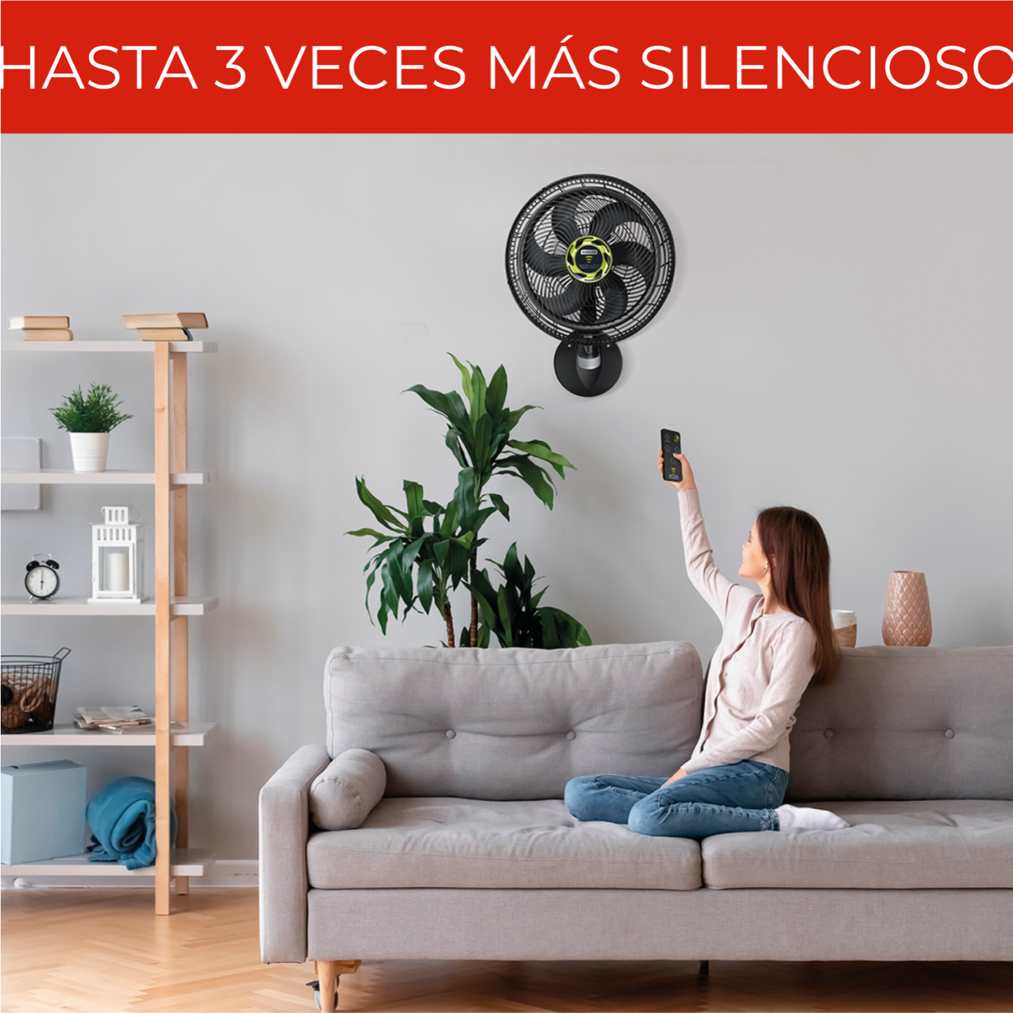 Ventilador de pared 18 pulgadas SAMURAI instalado en sala con mujer controlándolo a distancia