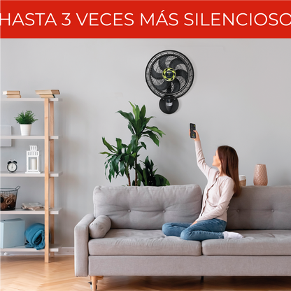 Ventilador de pared 18 pulgadas SAMURAI instalado en sala con mujer controlándolo a distancia