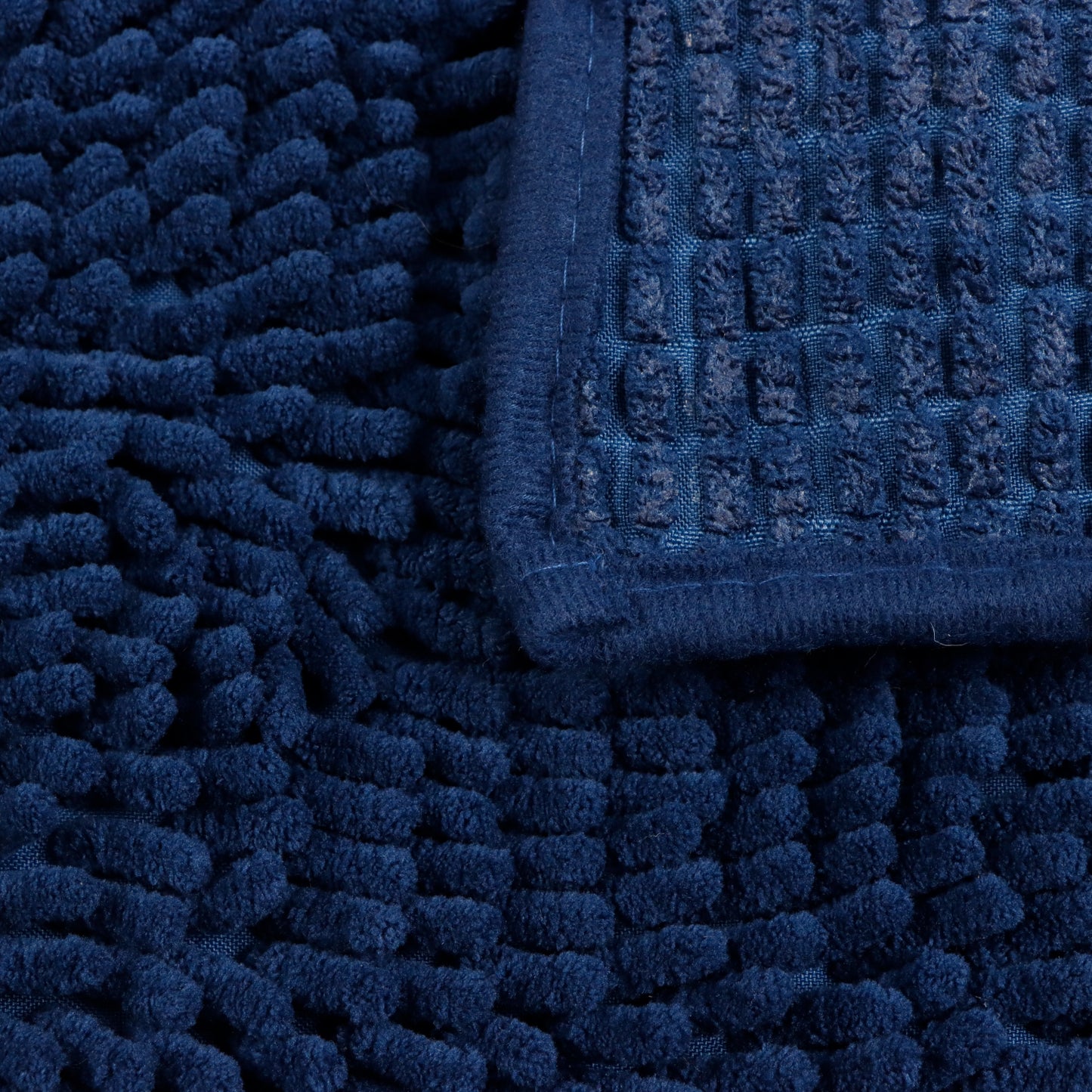 Set de Baño Modernhouse: Cortina 100% PEVA Damasco + Alfombra Chenille Azul Navy – 2 Pzs