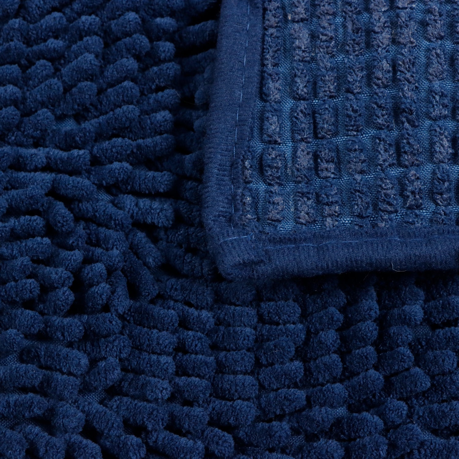 Set de Baño Modernhouse: Cortina 100% PEVA Damasco + Alfombra Chenille Azul Navy – 2 Pzs