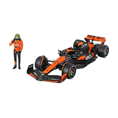 Carro F1 naranja modelo Maisto con piloto en pose de saludo