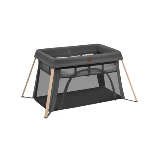 Corral Maxi Cosi gris con estructura de madera y malla para la seguridad del bebé