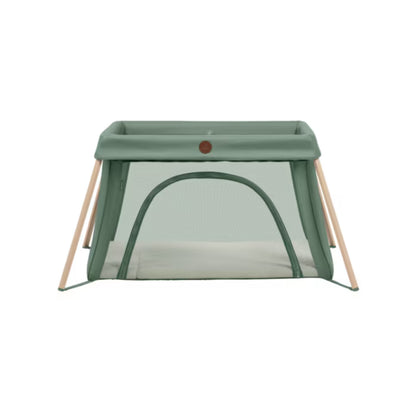 Corral verde MAXI COSI vista frontal, ideal para descansos de bebés en interiores y exteriores