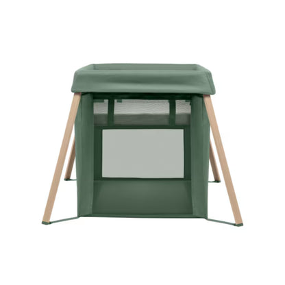 Corral verde MAXI COSI, vista frontal, ideal para el descanso infantil