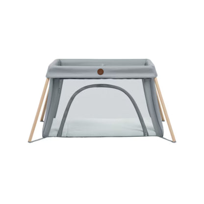 Corral gris MAXI COSI, vista frontal con estructura de madera y malla transpirable