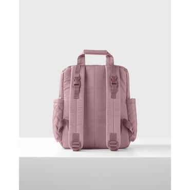 Panalera rosa SKIP*HOP visto de atrás con mochilas y compartimentos