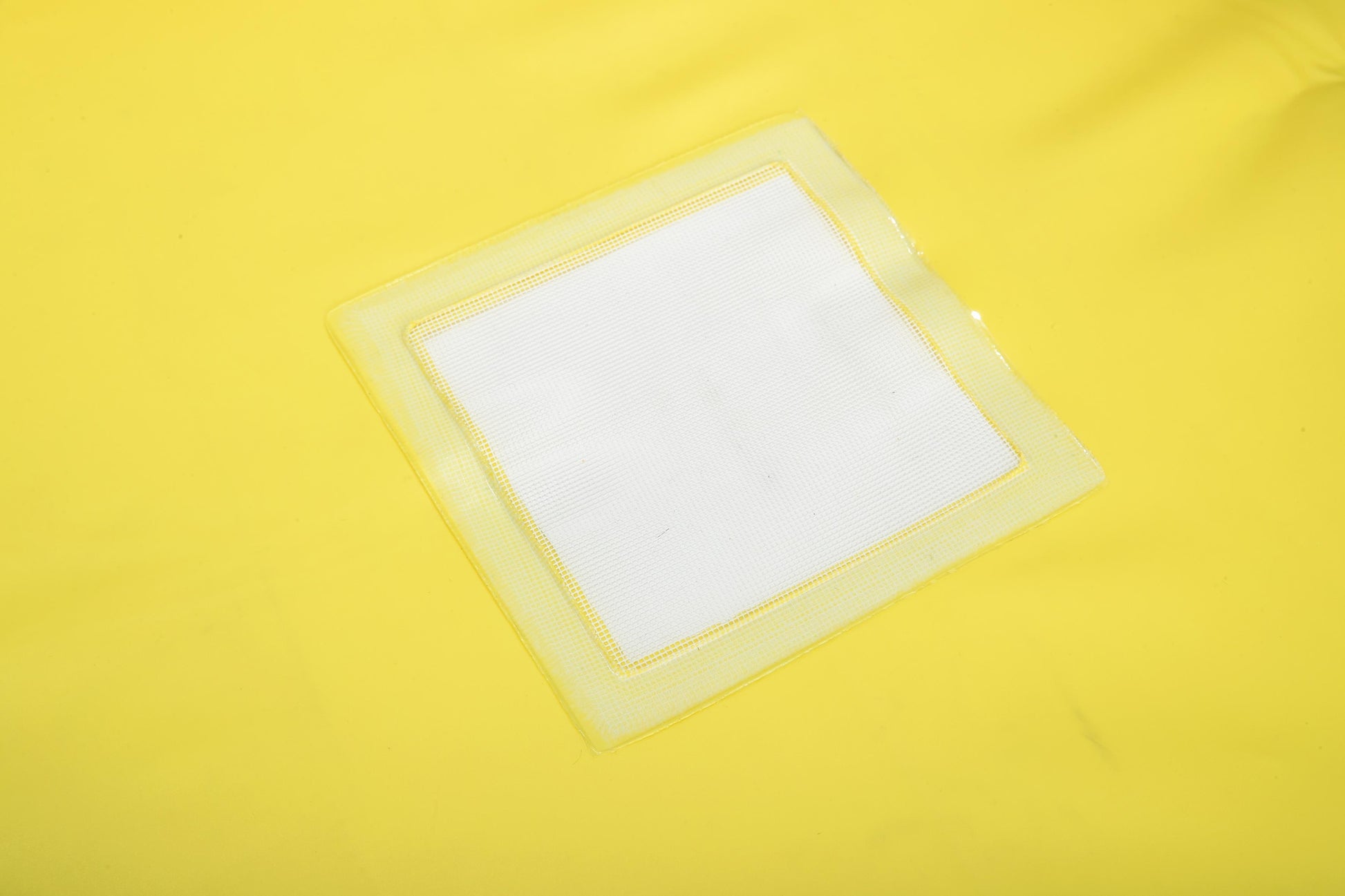 Piscina infantil con tubos Bestway, color amarillo, vista de superficie con sello