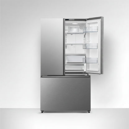 refrigeradora gris HISENSE frente abierta, interior con estantes y espacio para alimentos