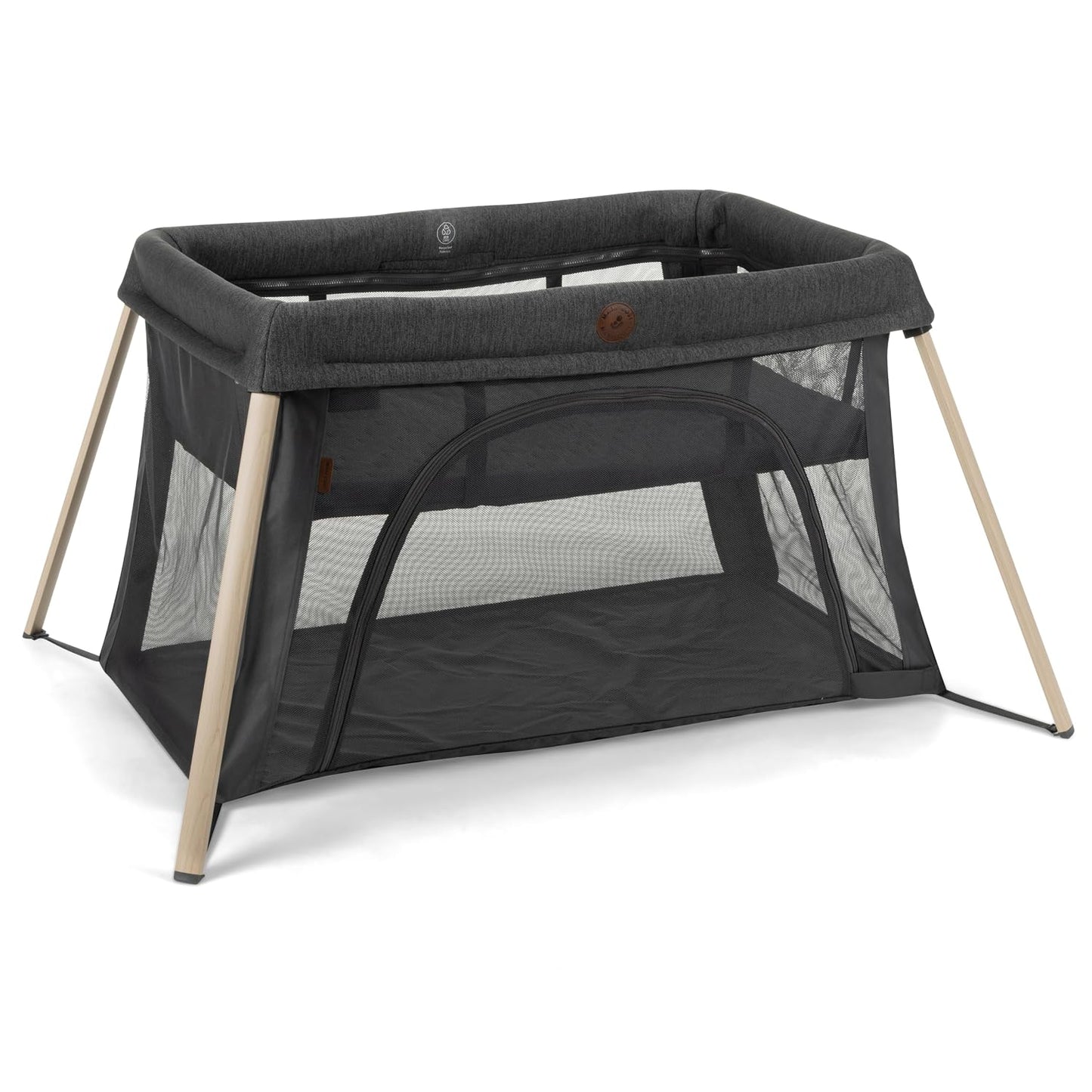 Corral gris de MAXI COSI con estructura robusta y laterales de malla para fácil ventilación