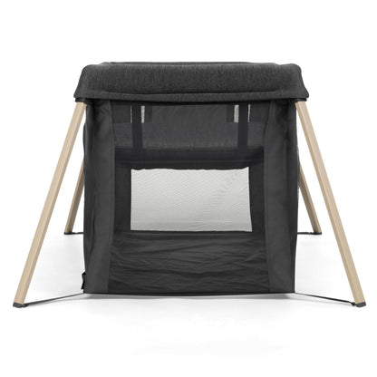 Corral negro MAXI COSI con vista frontal y estructura de soporte en madera