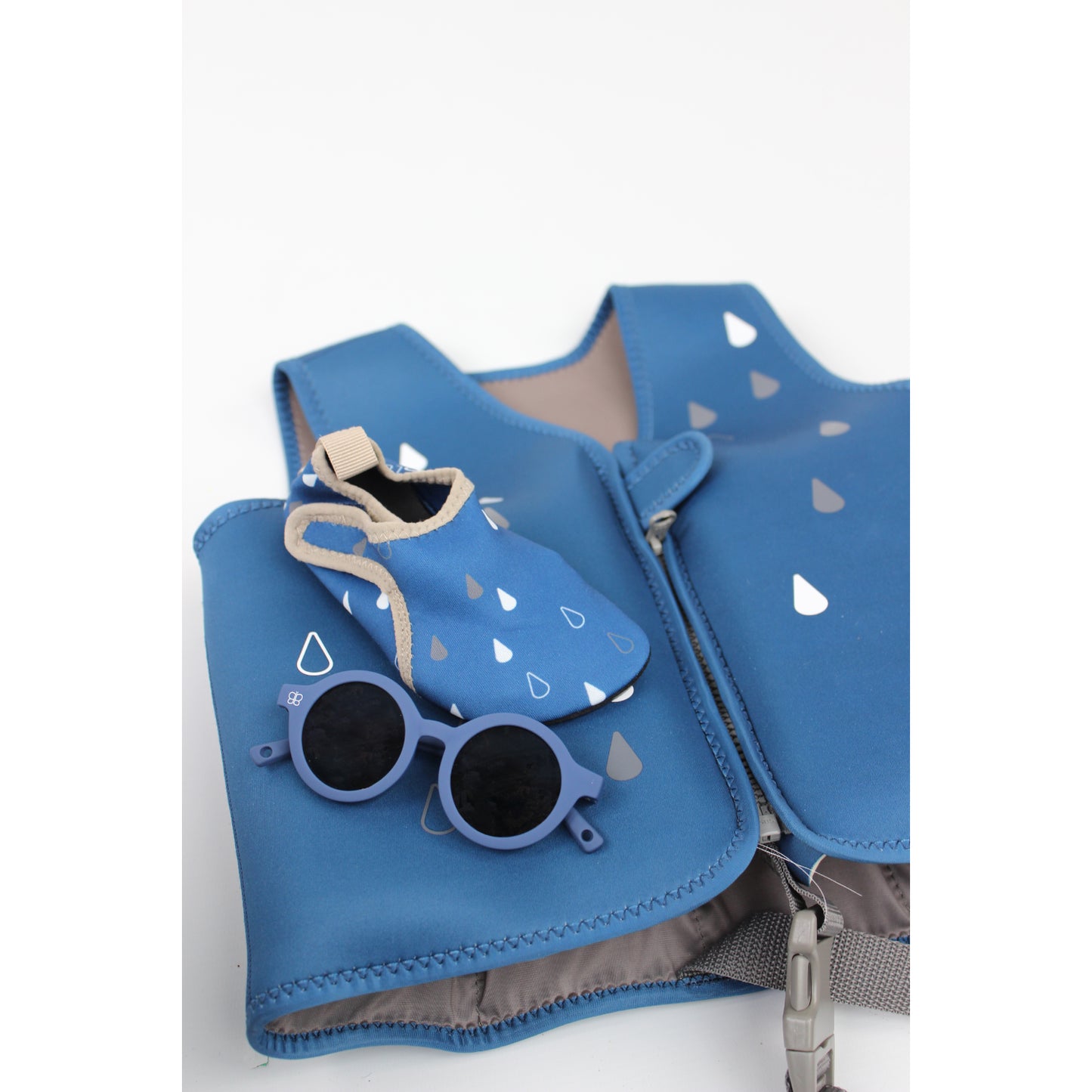 chaleco azul con gafas de sol y manopla, vista frontal y contexto de uso acuático