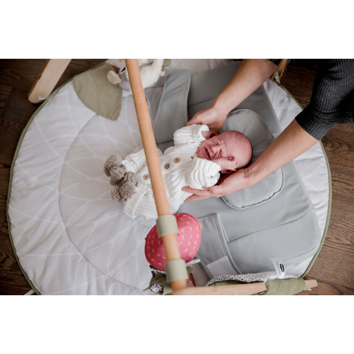 Almohadas suaves para bébé en color gris, uso en área de juegos