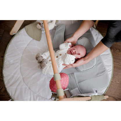 Almohadas suaves para bébé en color gris, uso en área de juegos