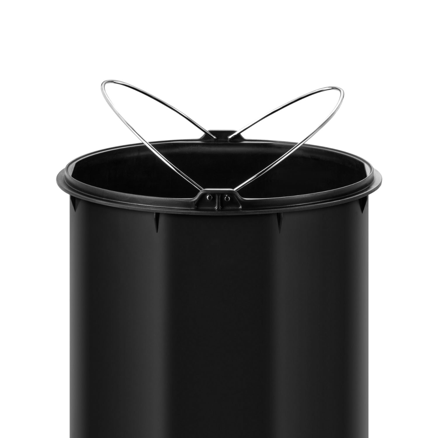 Interior de basurero de pedal acero inoxidable negro con asa metálica para facilitar su manejo