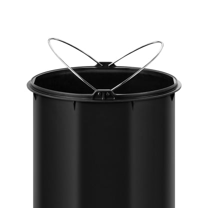 Interior de basurero de pedal acero inoxidable negro con asa metálica para facilitar su manejo