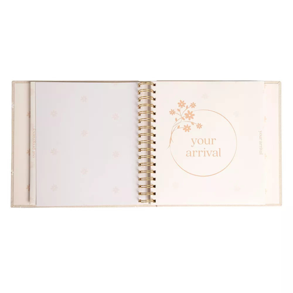 álbum de fotos beige interior con diseño floral para recordar tu llegada