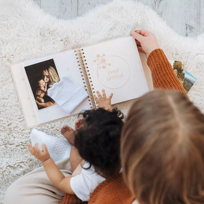 álbum de fotos de bebé, vista superior, madre con niño, decoración acogedora