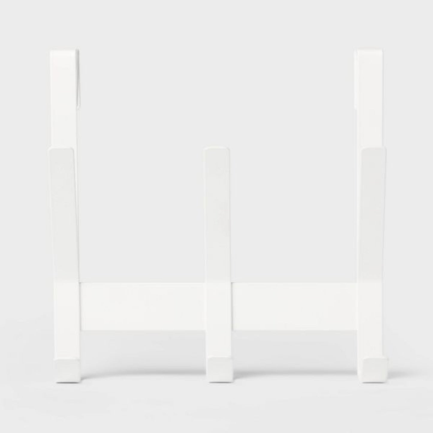 Perchero blanco frontal, diseño simple y moderno en ambiente minimalista