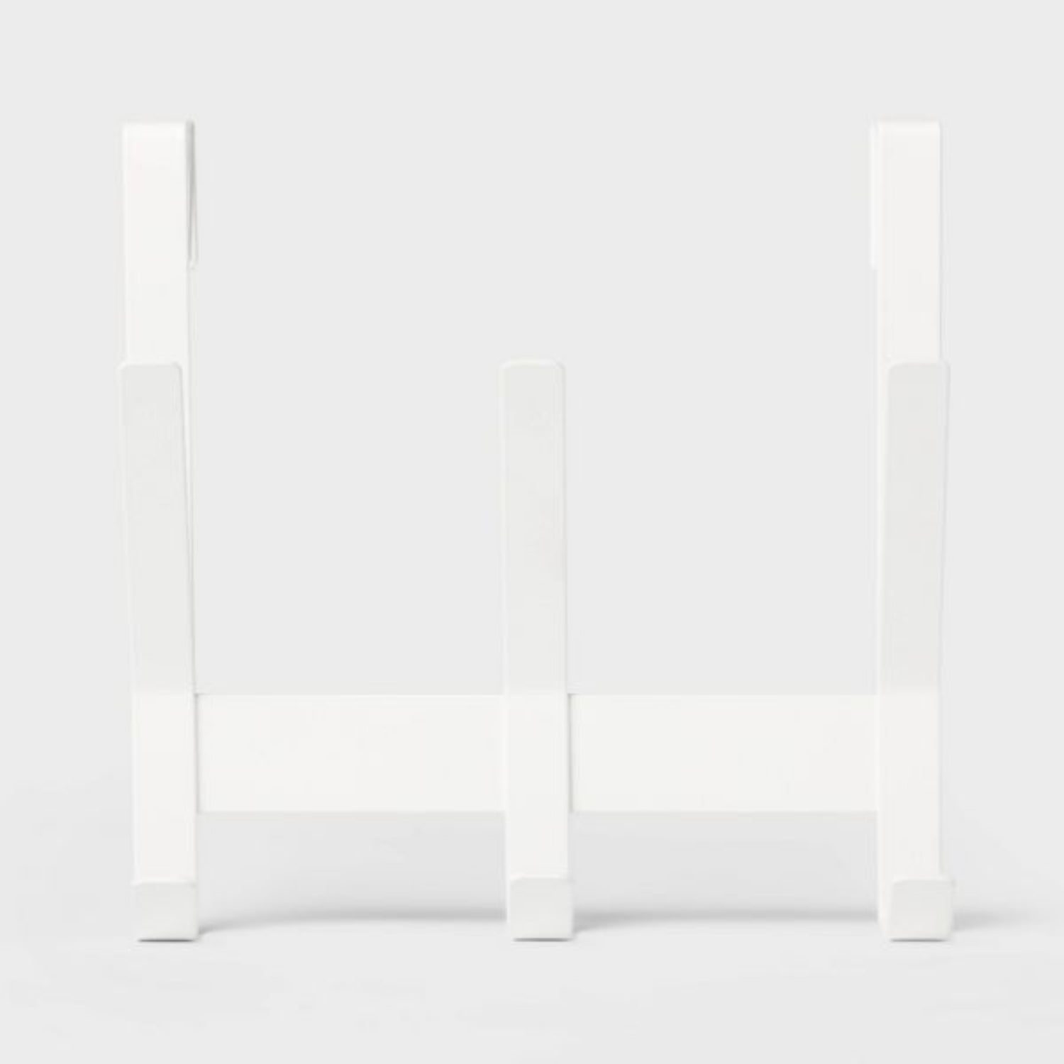 Perchero blanco frontal, diseño simple y moderno en ambiente minimalista