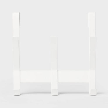 Perchero blanco frontal, diseño simple y moderno en ambiente minimalista
