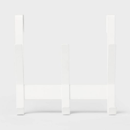 Perchero blanco frontal, diseño simple y moderno en ambiente minimalista