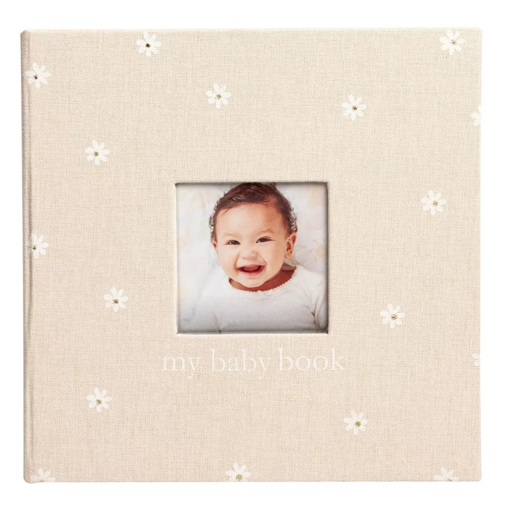 Libro de bebé de Pearhead, color beige con flores, vista frontal y ventana para foto