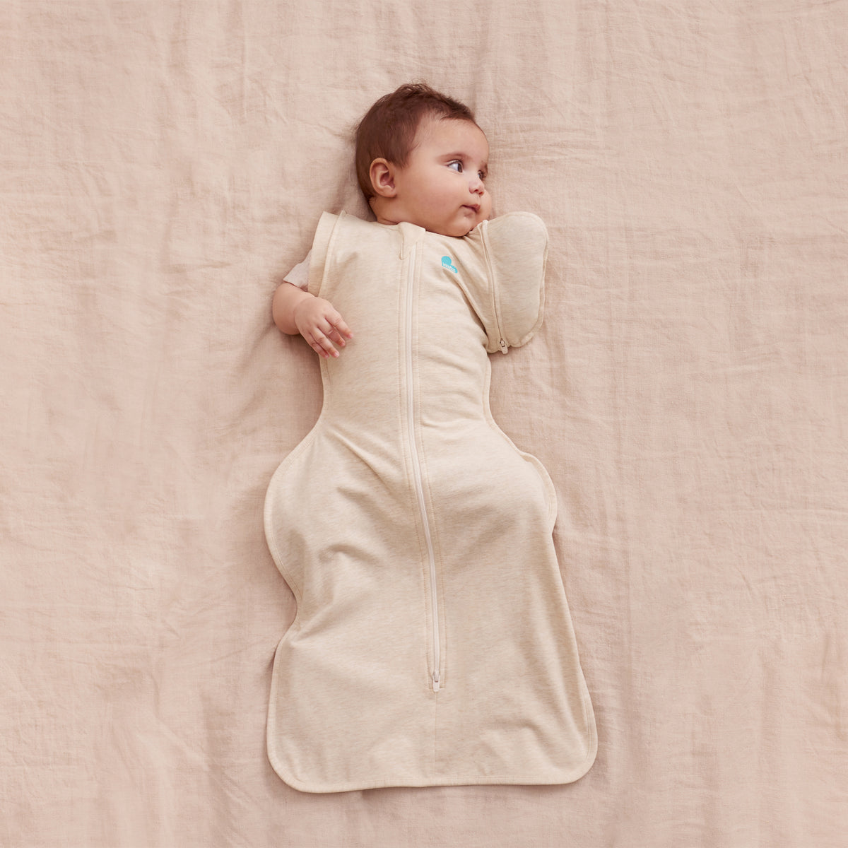 Swaddle beige LOVE TO DREAM, vista lateral de un bebé durmiendo cómodo
