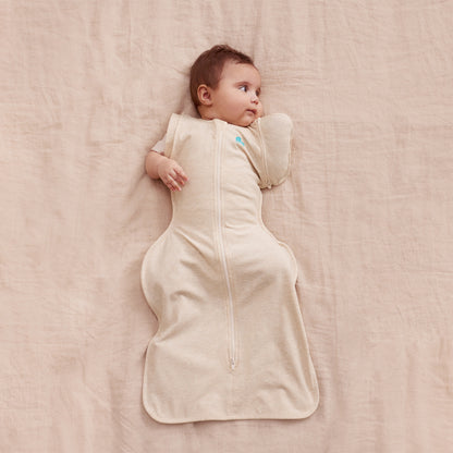 Swaddle beige LOVE TO DREAM, vista lateral de un bebé durmiendo cómodo