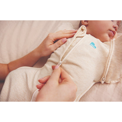 Swaddle Love To Dream beige, vista lateral con cierre, bebé durmiendo