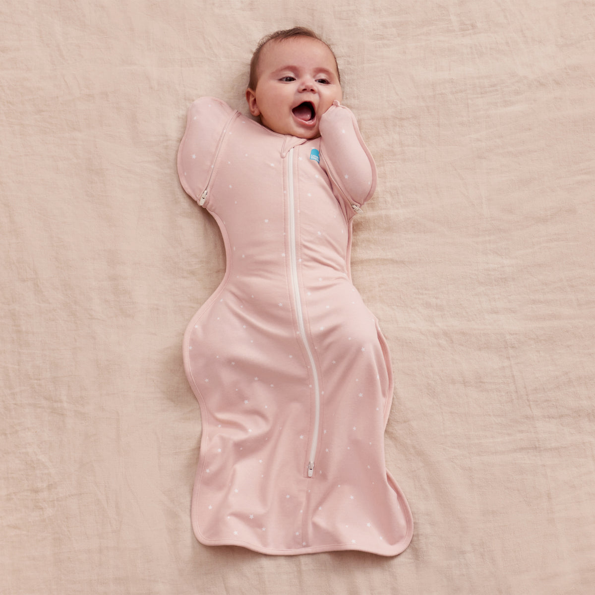 Swaddle rosa LOVE TO DREAM, vista frontal, bebé dormido