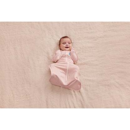 Swaddle rosa LOVE TO DREAM, vista superior, bebé sonriendo en la manta