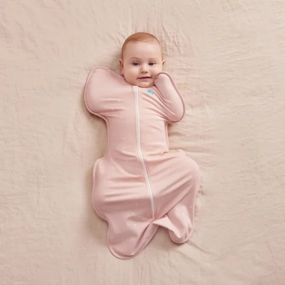 Saco de dormir rosa LOVE TO DREAM Swaddle, vista frontal con bebé tumbado