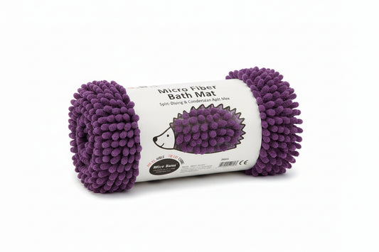 alfombra de baño de microfibra morada, vista frontal y detalles suaves