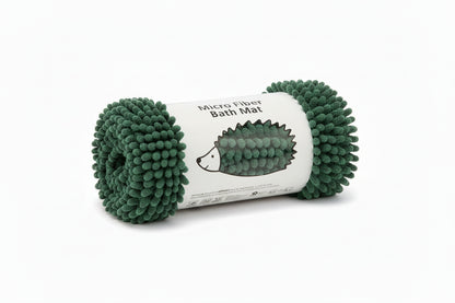 Alfombra verde de microfibra, enrollada, ideal para baño.