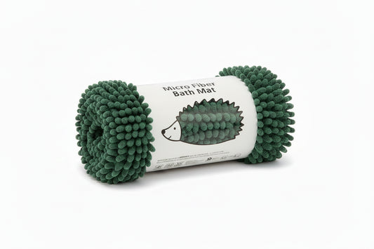 Alfombra verde de microfibra, enrollada, ideal para baño.