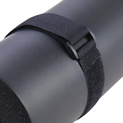 Almohada negra con correa ajustable para soporte ergonómico