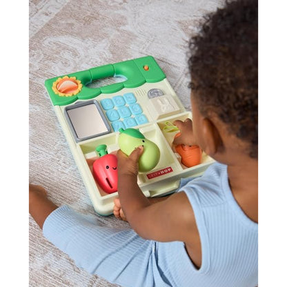 Andador SKIP*HOP color verde con juguetes interactivos, uso en casa