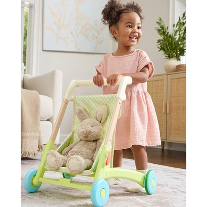 Andador verde claro con muñeco de peluche, vista frontal en sala de estar