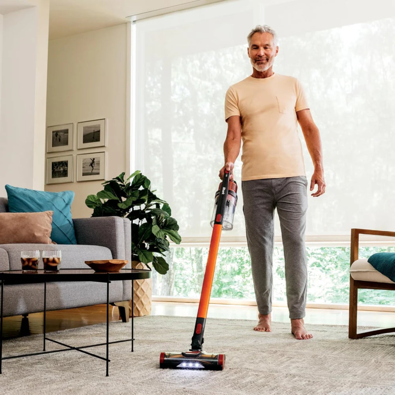Aspiradora robot para mascotas naranja, en sala de estar con muebles modernos
